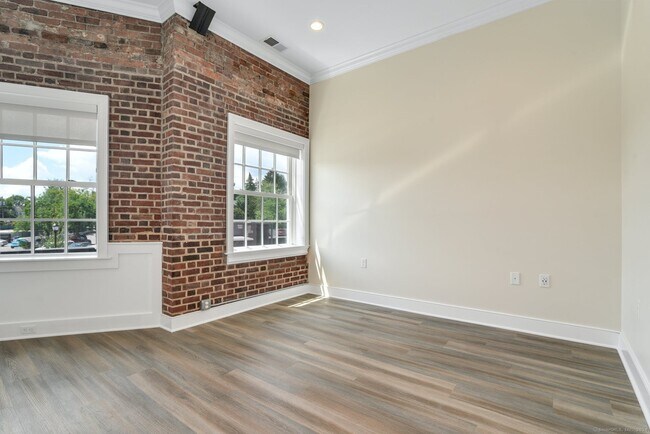 Building Photo - 1077 Post Rd