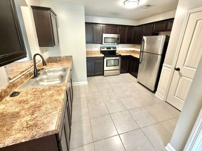 Building Photo - Now Leasing a 4 bedroom 2 bath home in Maywood