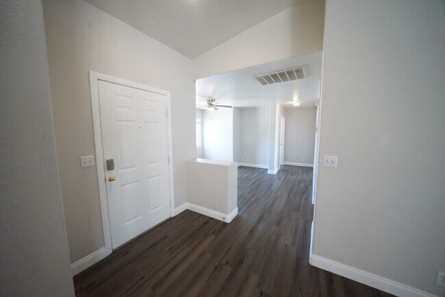 Building Photo - Showings Available NOW