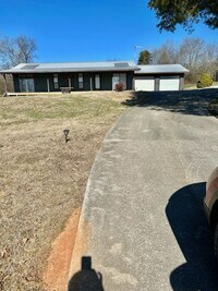 Building Photo - Greenback 37742-2 Bedrooms, 2 Baths, 2 car garage. Call Dick Cutler 865-254-1940