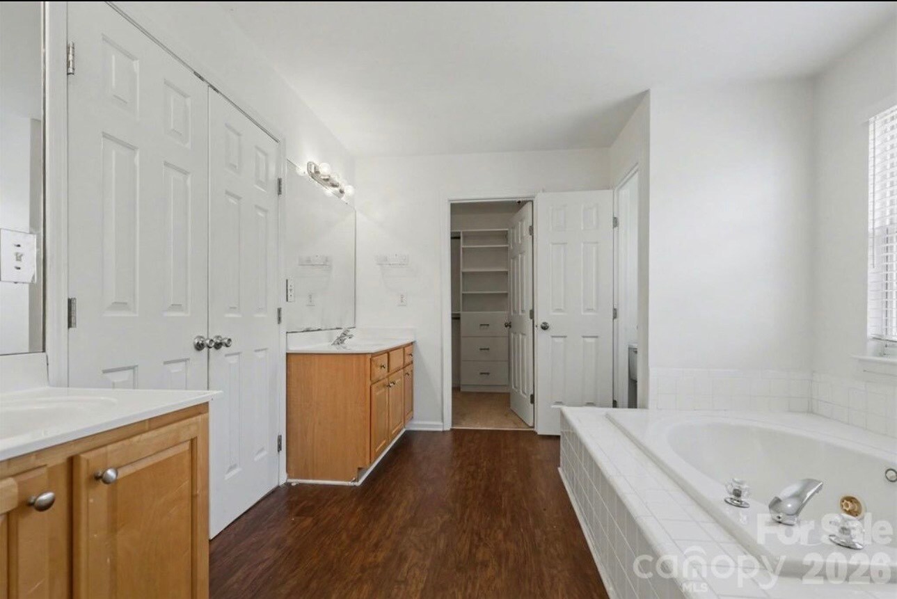 Master bathroom - 4132 Meadowview Hills Dr