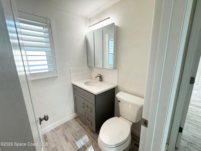 Building Photo - 249 Palm Ln