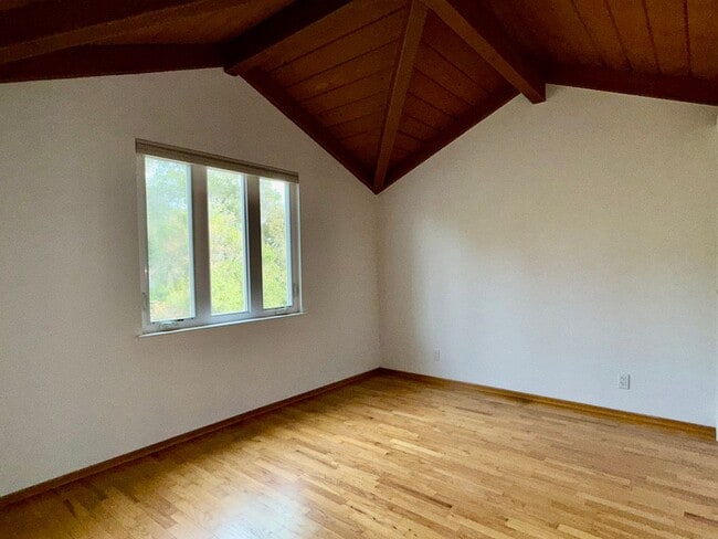 Building Photo - Carriage House