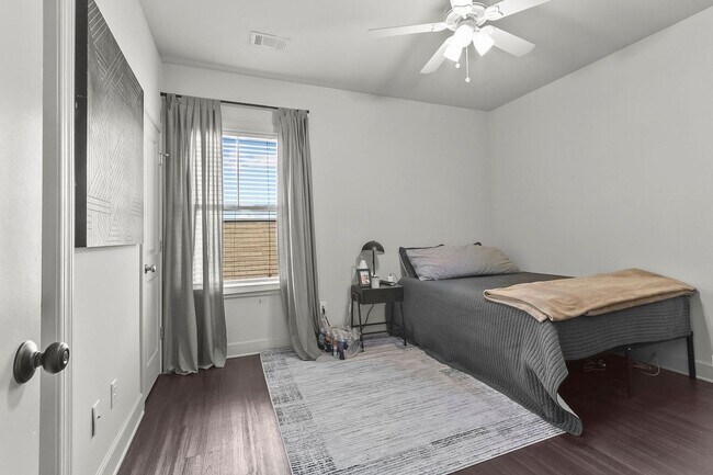 Building Photo - Spacious 3 Bedroom 3.5 Baths Available for Fall 2026! Schedule your Showing and Apply Today!