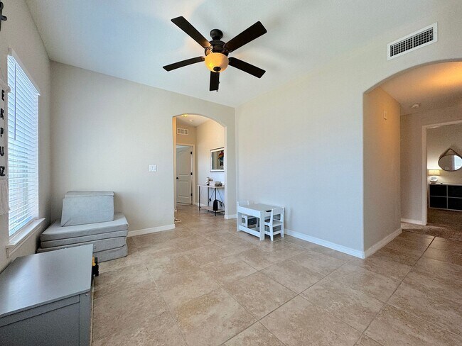 Building Photo - East El Paso 4 bed/ 2 Bath Refrig A/C Home