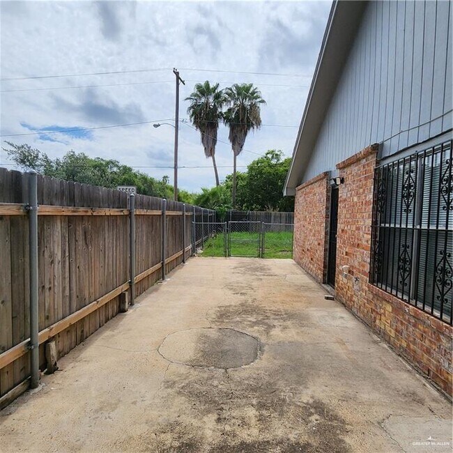 Building Photo - 2728 N 26th St