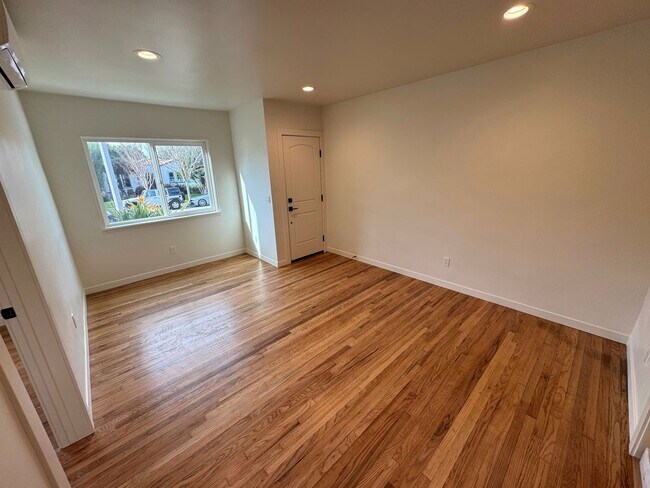 Building Photo - Remodeled Midtown Apartment- Private Washer/Dryer +AC!!
