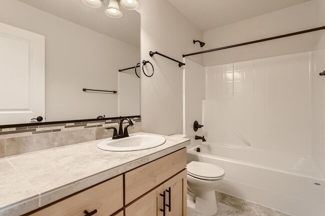 Building Photo - Elegant Orenco Home with Granite Kitchen, Fireplace & Private Greenspace