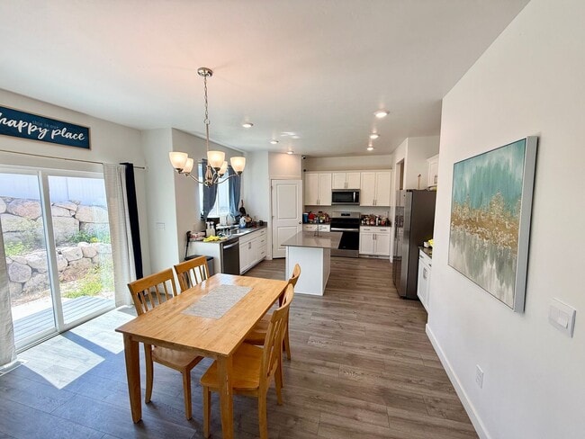 Building Photo - Beautiful Home in Excellent Magna Location!