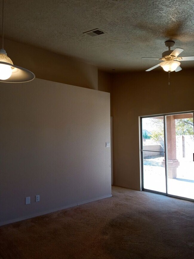 Building Photo - Affordable Ventana Cutie!!