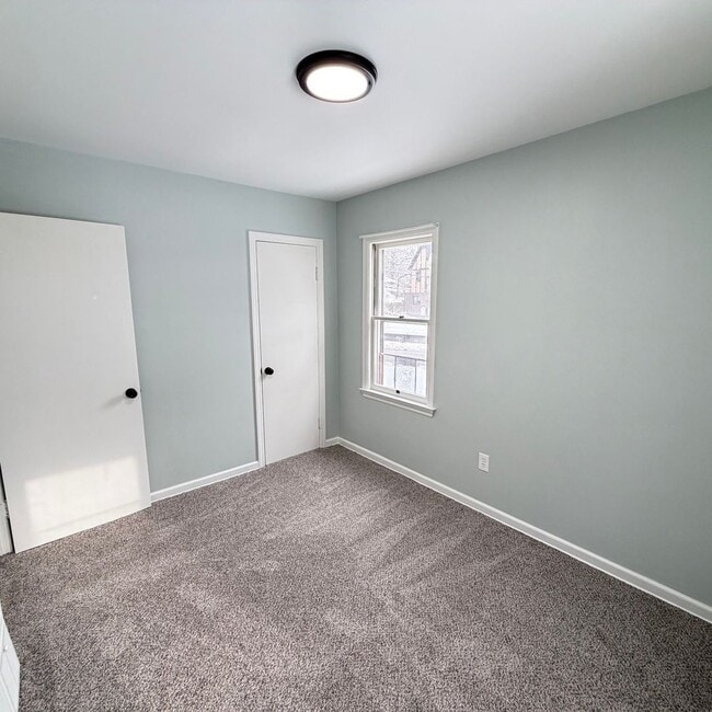 Building Photo - Updated 3 bedroom home on the West side of Grand Rapids