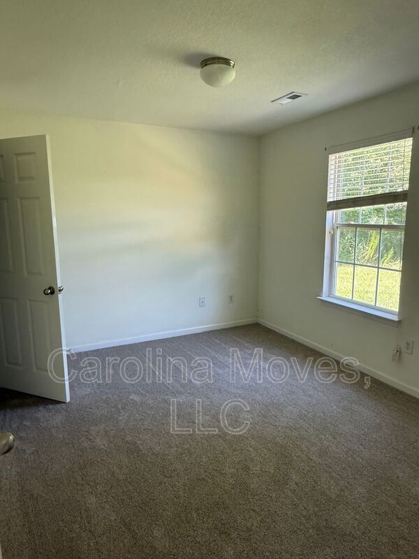Building Photo - 7 Birchbriar Way