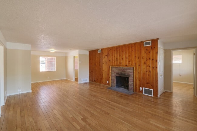 Building Photo - Spacious 3Bed/2Bath, 1-Story Ranch Home lo...