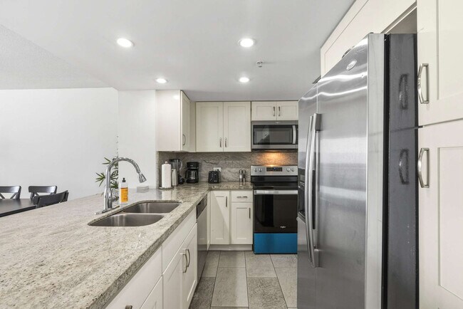 Building Photo - 5599 Collins Ave