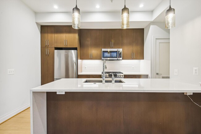 Building Photo - Near NEW 1+1 in NW DC!