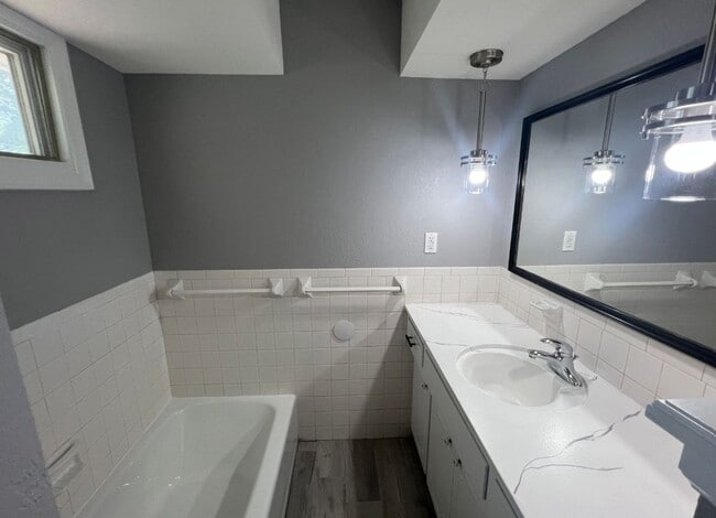 Building Photo - Renovated 2 Bed, 3 Bath Duplex with Finish...