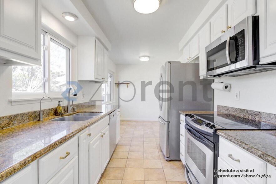 Building Photo - 166 Madelia Pl