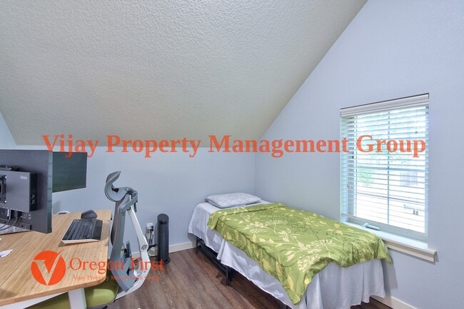 Building Photo - 825 NE Wheelock Pl