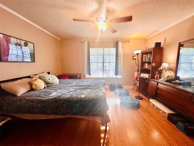 Building Photo - 3902 Peterson Ave