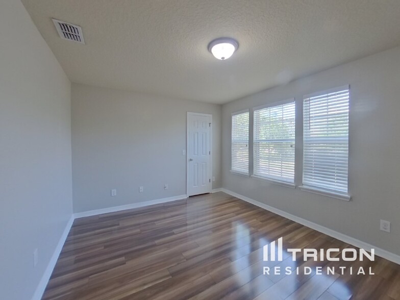 Building Photo - 11053 Lemay Dr