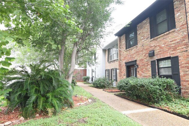 Building Photo - 940 Wycliffe Dr
