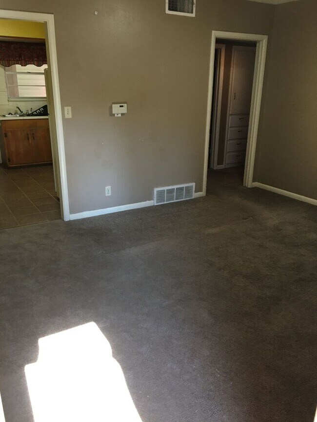 Building Photo - 410-412 S Blair St