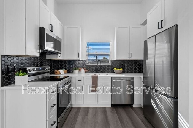 Building Photo - 1638 Elm Ave