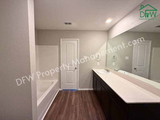 Building Photo - Modern 4-Bedroom Home with Island Kitchen & Spacious Backyard in Princeton!