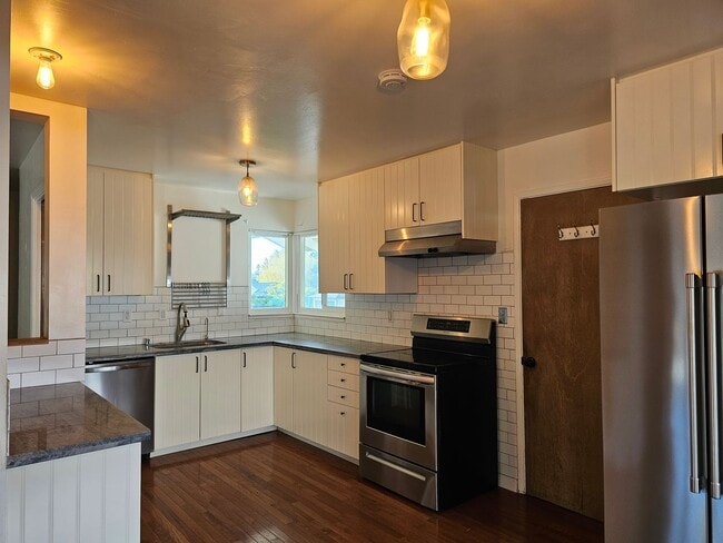 Building Photo - Beautifully updated 3-bedroom, 2-bath sing...