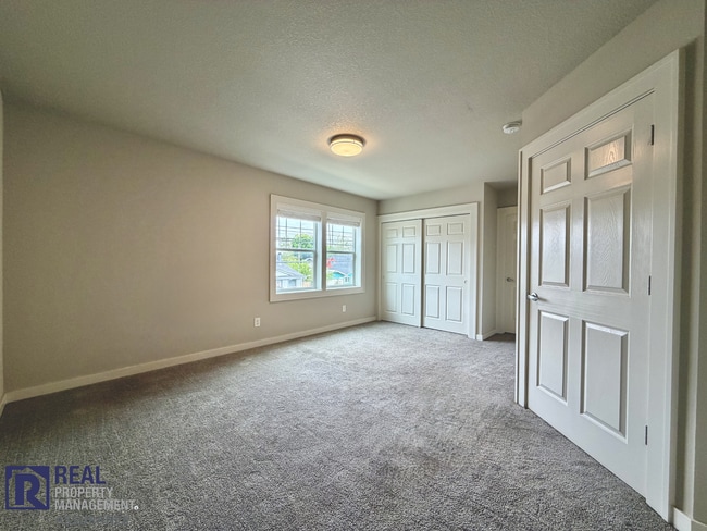 Building Photo - Spacious & Modern 3BR/2BA Home in Quiet Hillsboro Neighborhood