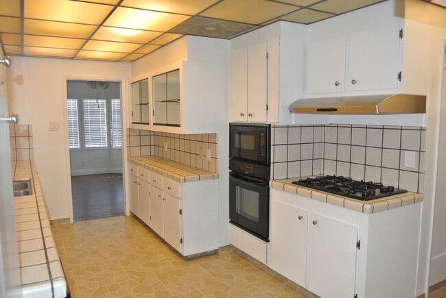 Building Photo - **COMING SOON!!** Spacious 2 Bedroom, 1 Bathroom Home near Convenient Old Town Pittsburg