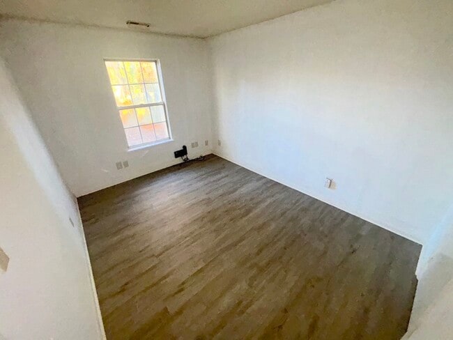 Building Photo - UPDATED 2BED/1BATH TOWNHOME IN TOWN CENTER VIRGINIA BEACH!!!!!