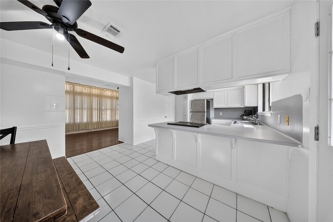 Building Photo - 105 Summit Ridge Dr N