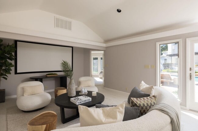 Building Photo - 10 Meadow Ln