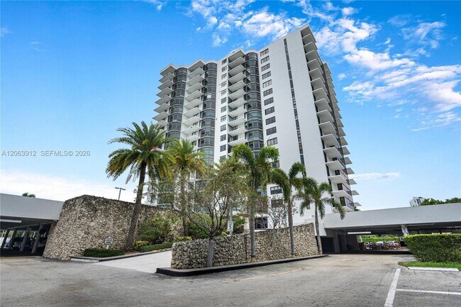 Building Photo - 3375 N Country Club Dr