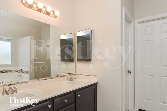 Building Photo - 2054 Fallsburg Way