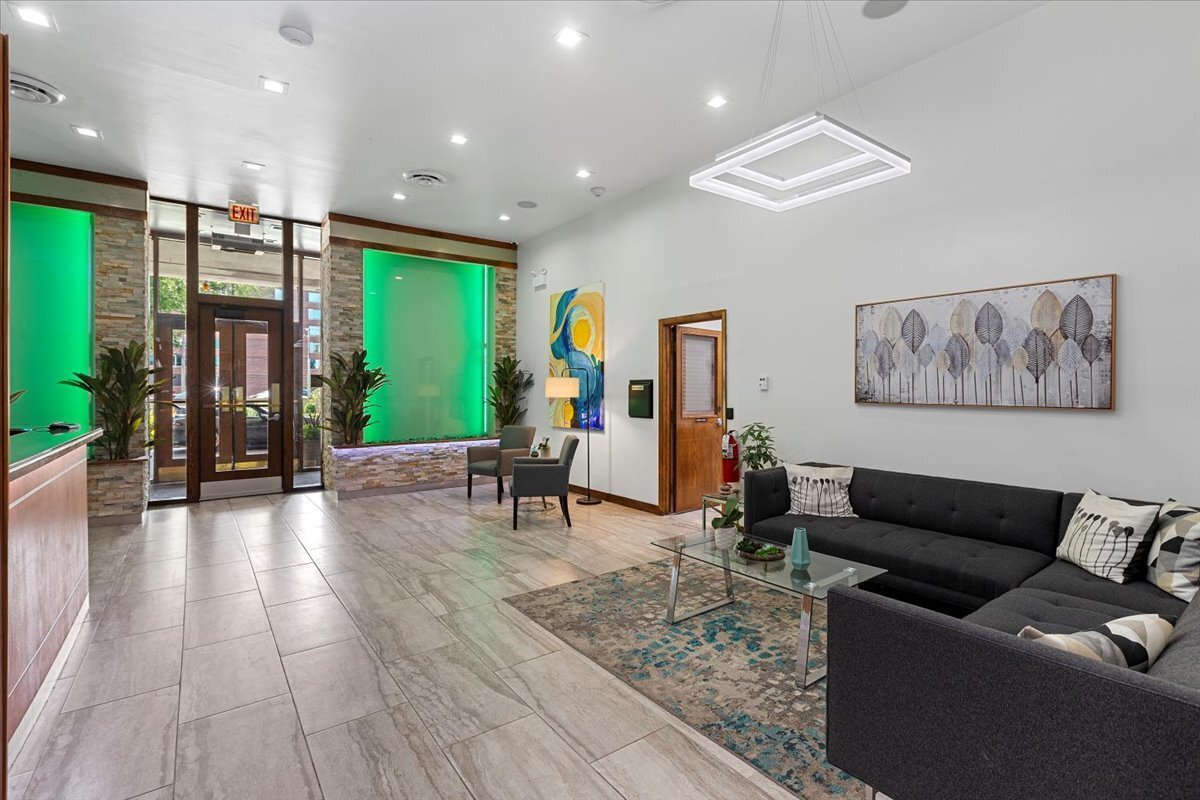 Building Photo - 6325 N Sheridan Rd