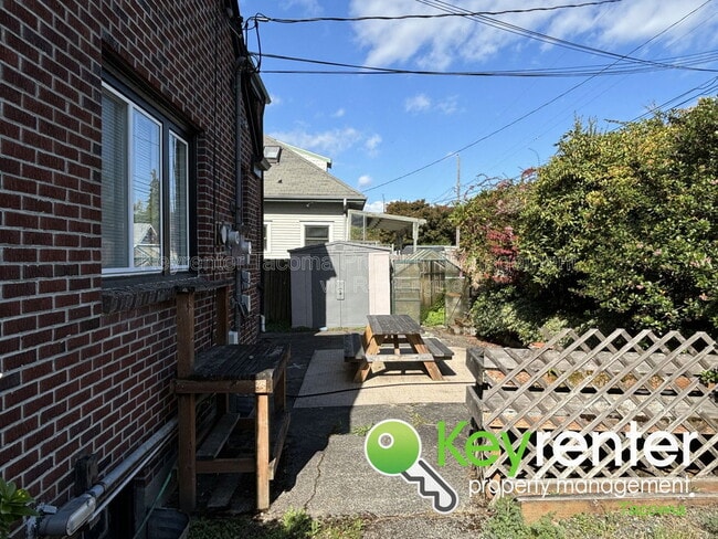 Building Photo - 1207 N Oakes St