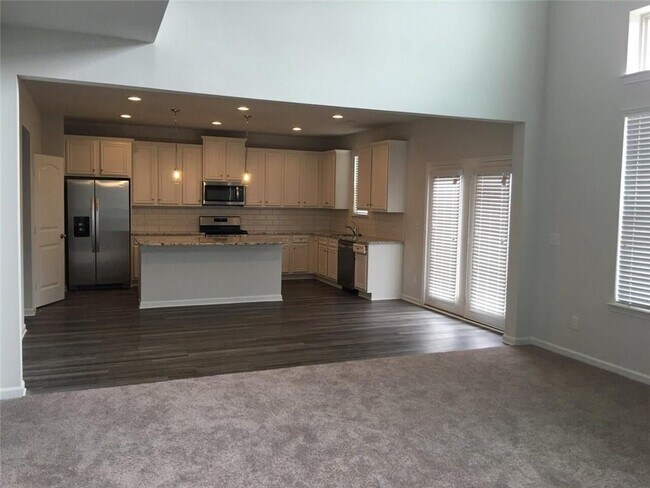 Building Photo - 5650 Mirror Lake Dr