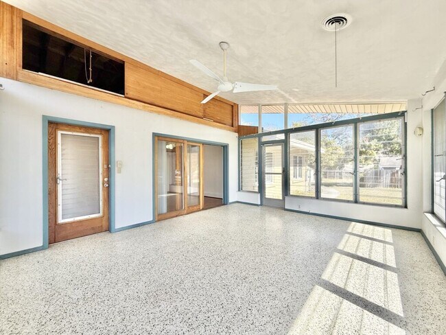 Building Photo - 1013 23rd St W