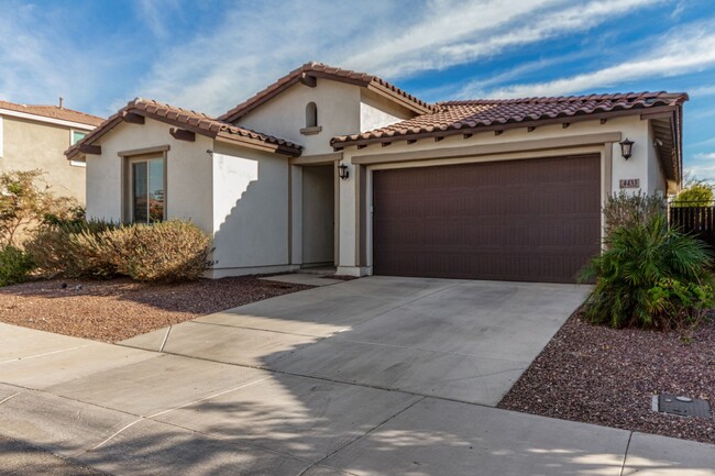 Building Photo - Move-In Ready Home with Verrado Amenities!