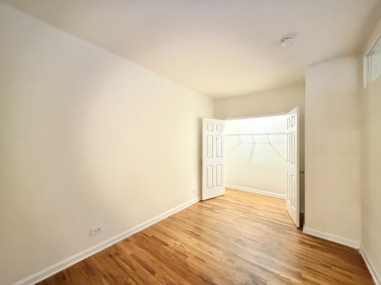 Building Photo - 909 W Dakin St