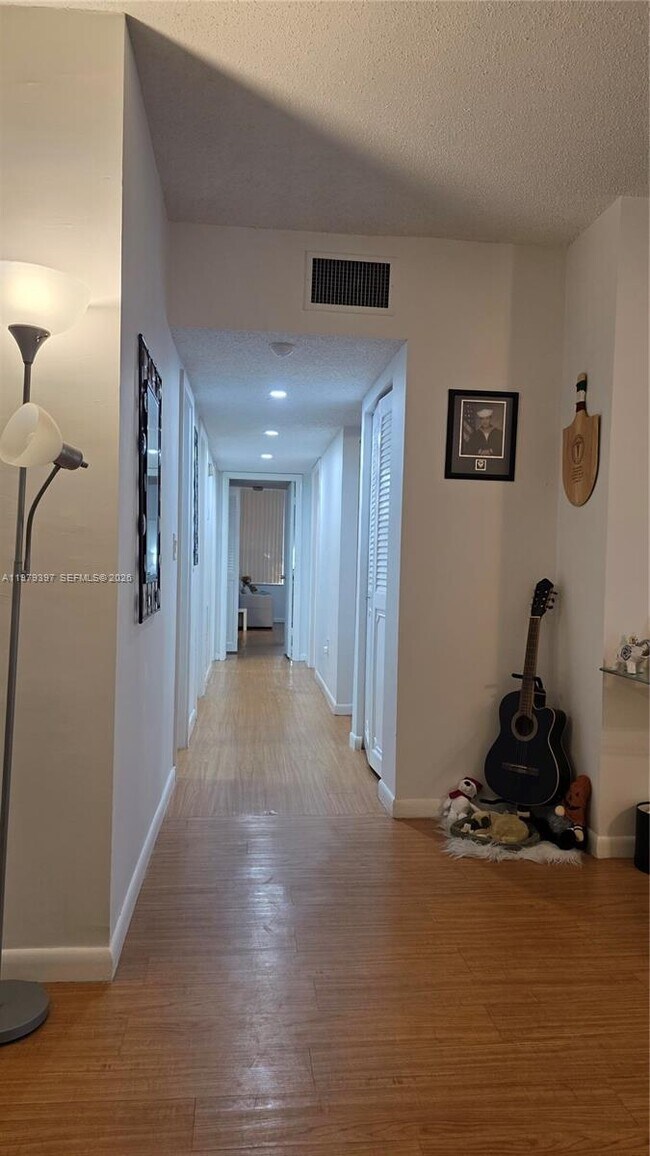 Building Photo - 750 NE 199th St