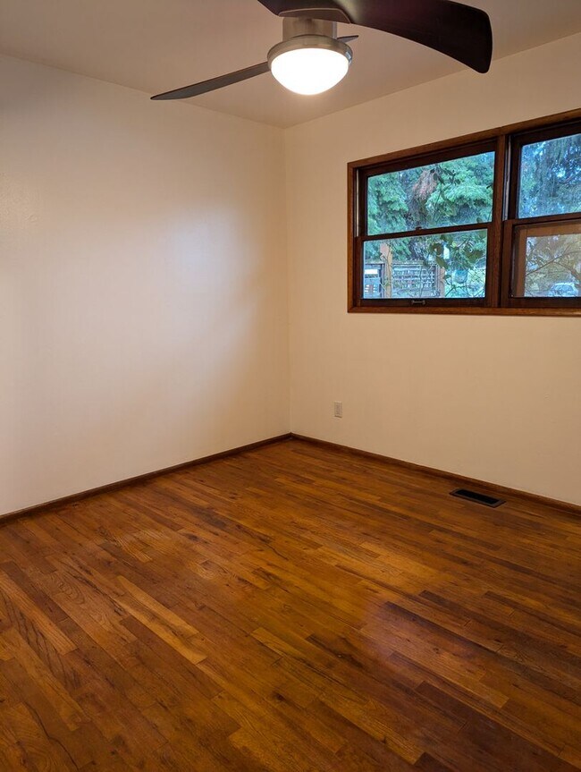 Building Photo - Freshly Updated 3 Bedroom 1 bath Home with Garage, Fenced Yard & Pet Friendly!