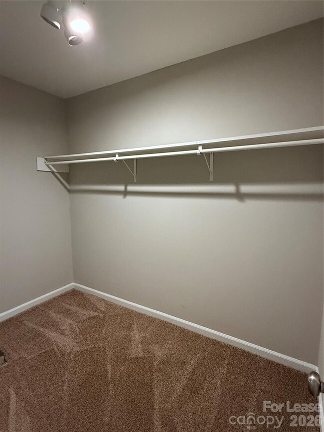 Building Photo - 702 Farmhurst Dr