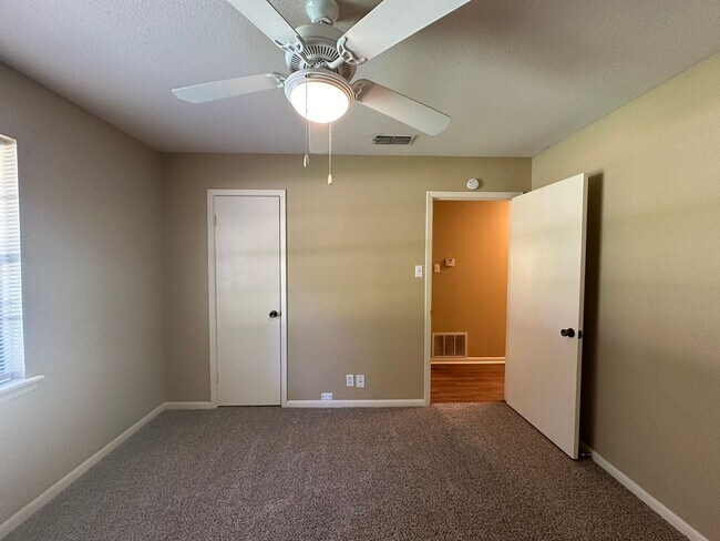 Building Photo - Charming 3 Bedroom in Flint!
