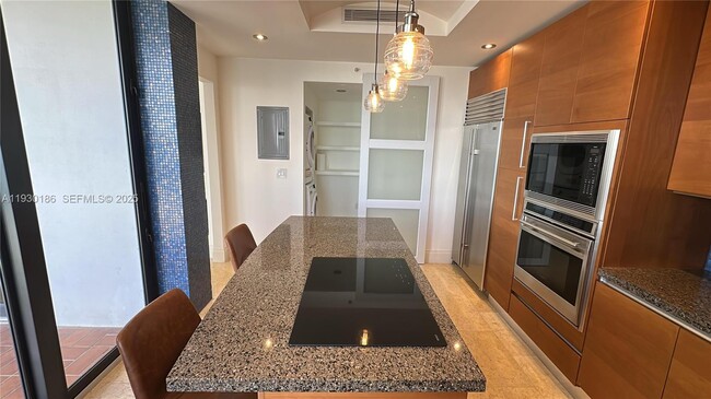 Building Photo - 1000 Venetian Way