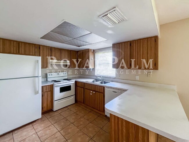 Building Photo - $600 Move-In Credit if You Apply by Dec 31st! Start Fresh in Fort Myers Before the Ball Drops – R...