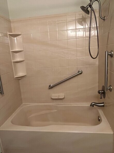 Bathroom - 7511 N Edgewater Ave