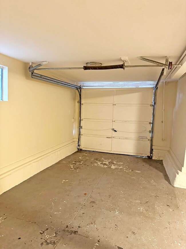 Building Photo - 5bed/2bath Single Family Home!